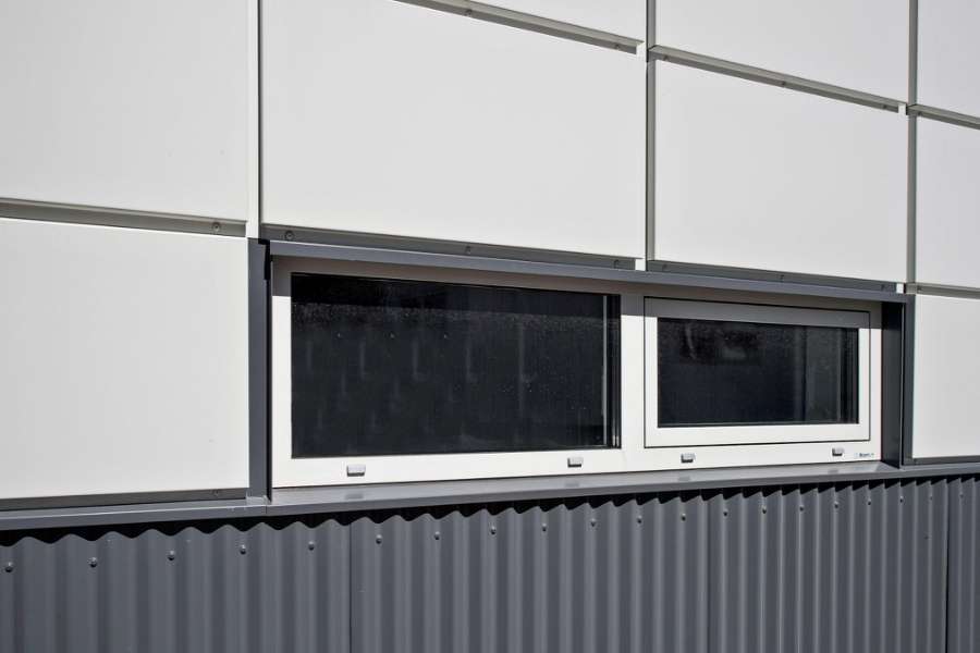 Tolle Mischung aus zwei Profilen an einer Lagerhalle, Naviair Allé 1, 2770 Kastrup